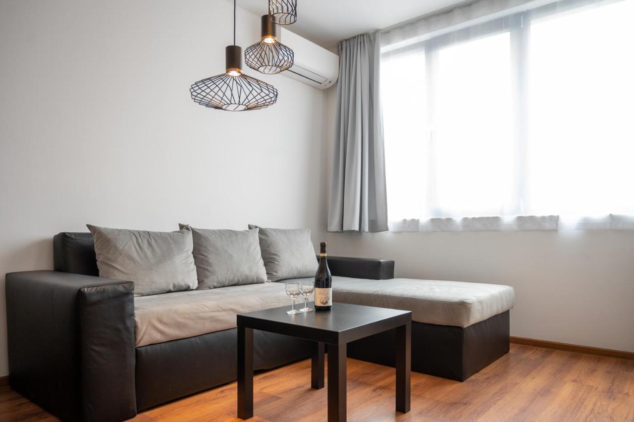 Sunny 1Bdr Apartment Near Center โซเฟีย ภายนอก รูปภาพ