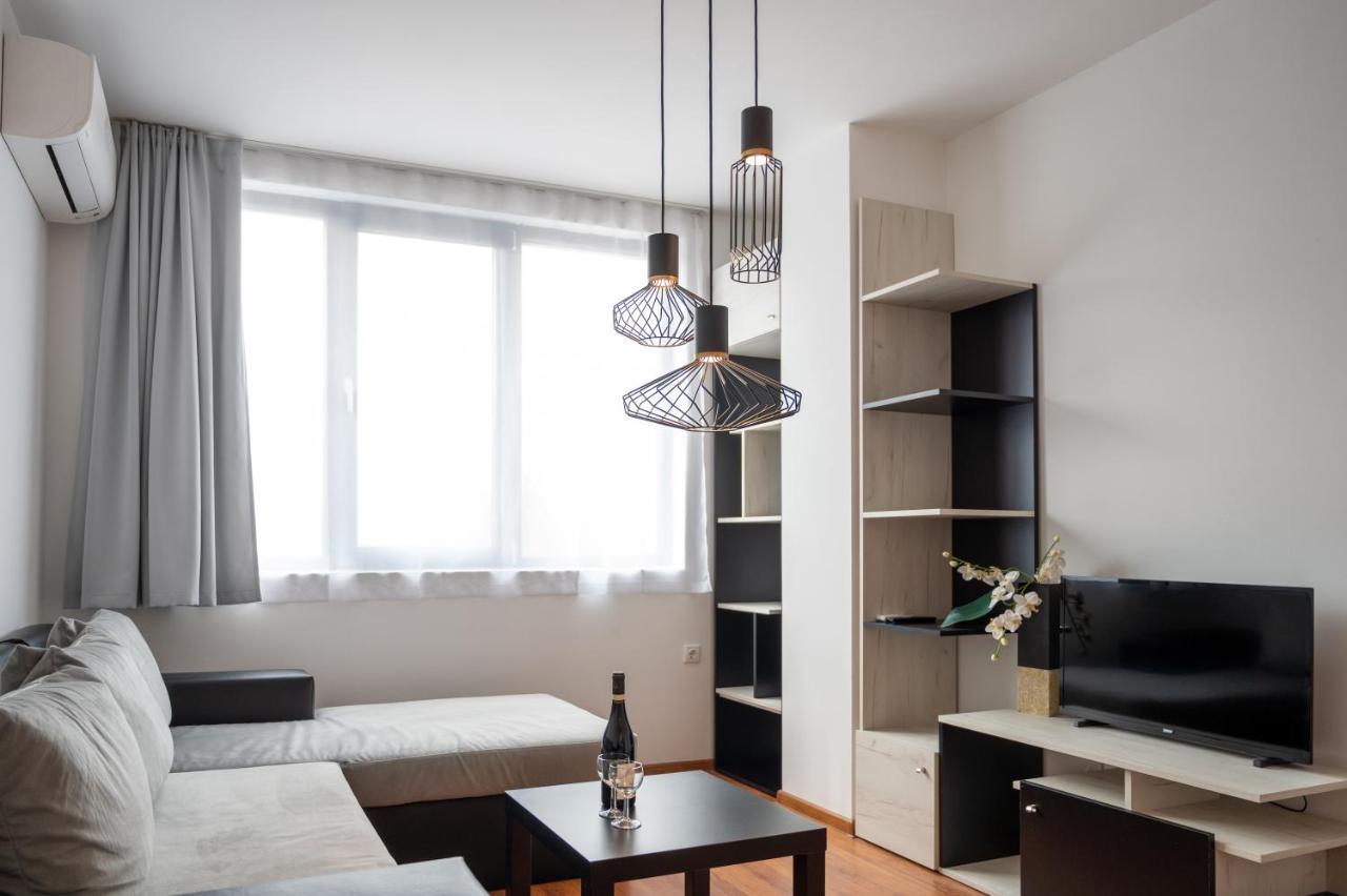 Sunny 1Bdr Apartment Near Center โซเฟีย ภายนอก รูปภาพ