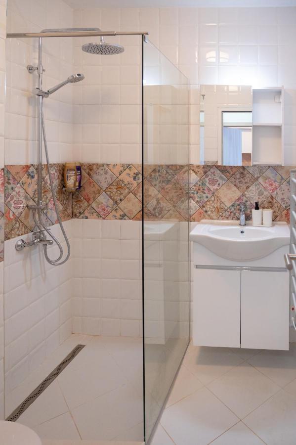Sunny 1Bdr Apartment Near Center โซเฟีย ภายนอก รูปภาพ