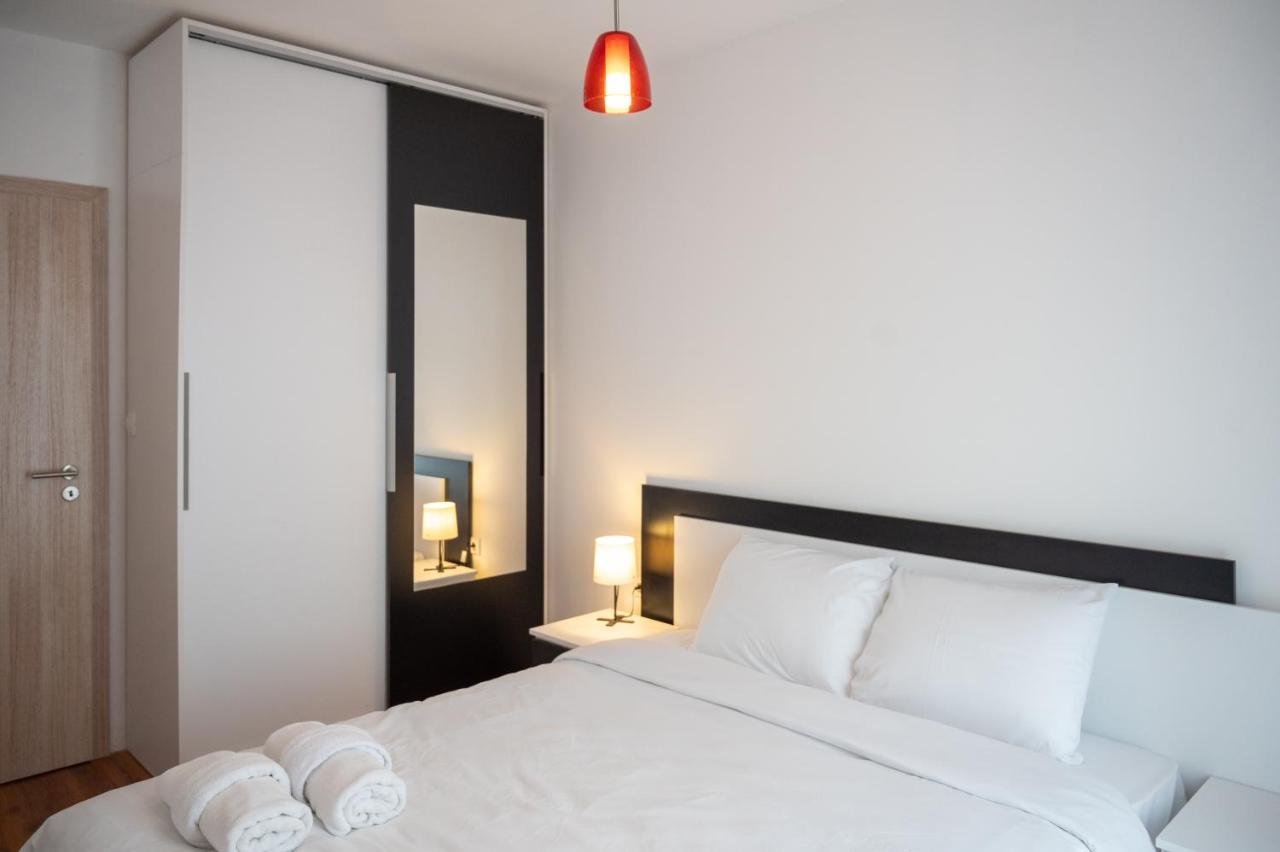 Sunny 1Bdr Apartment Near Center โซเฟีย ภายนอก รูปภาพ