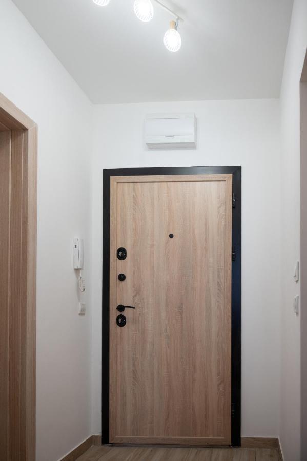 Sunny 1Bdr Apartment Near Center โซเฟีย ภายนอก รูปภาพ