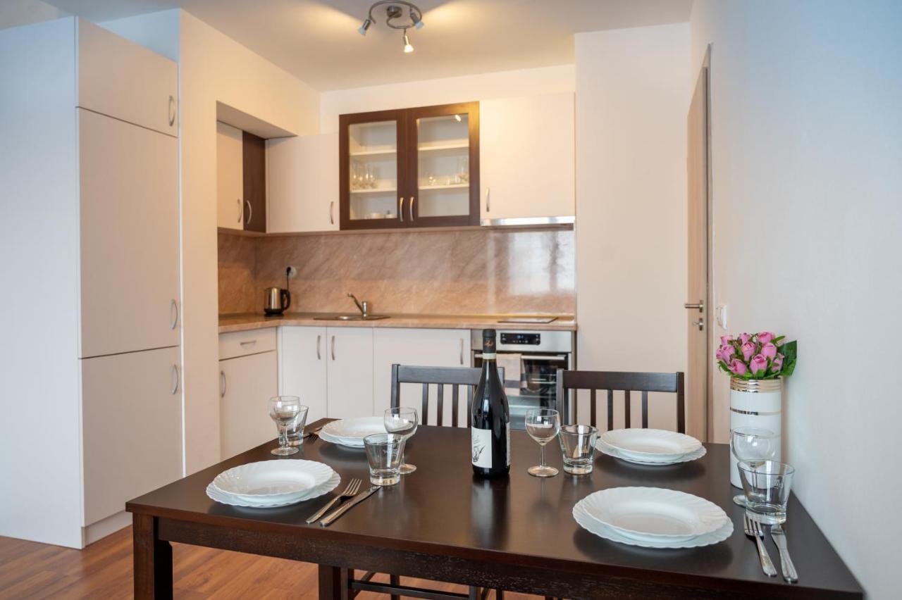 Sunny 1Bdr Apartment Near Center โซเฟีย ภายนอก รูปภาพ