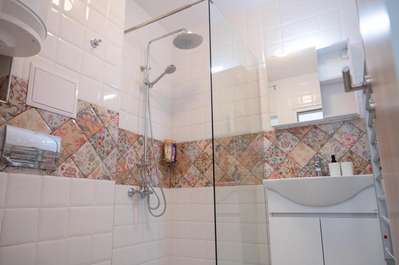 Sunny 1Bdr Apartment Near Center โซเฟีย ภายนอก รูปภาพ