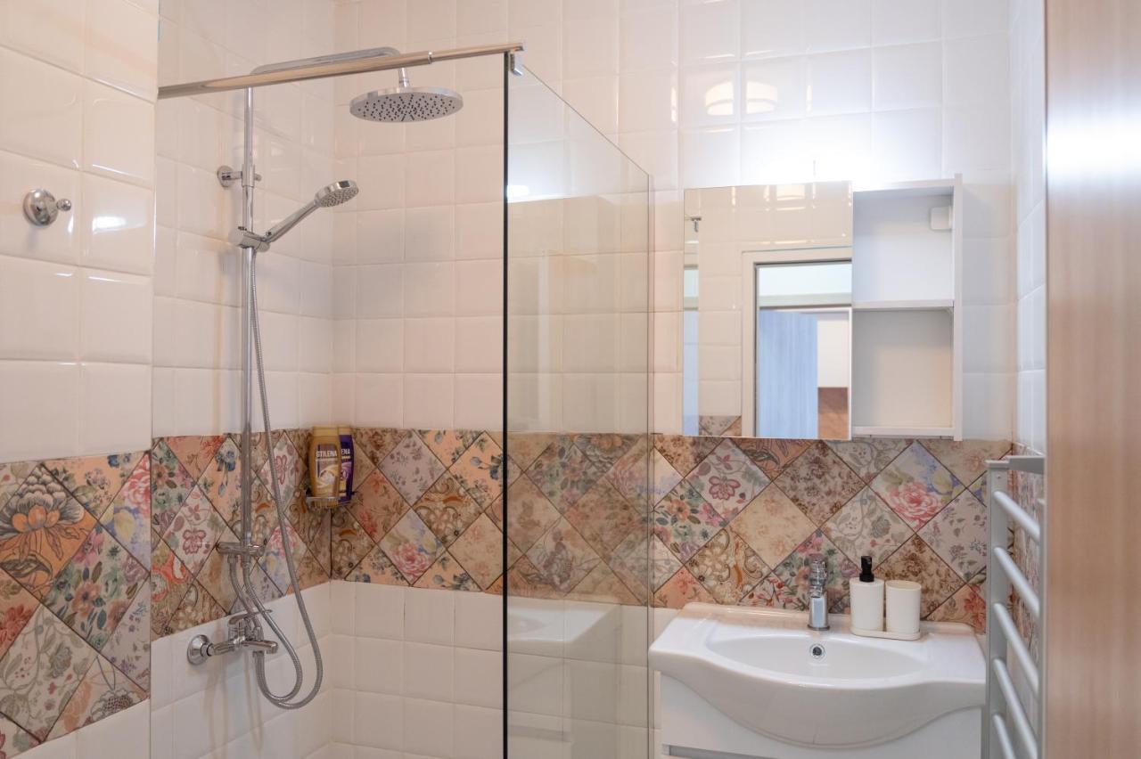 Sunny 1Bdr Apartment Near Center โซเฟีย ภายนอก รูปภาพ